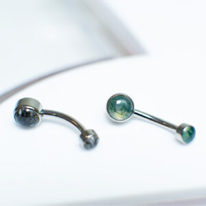 Navel biselado con piedra natural