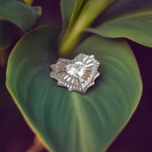 Corazon de titanio con circonita